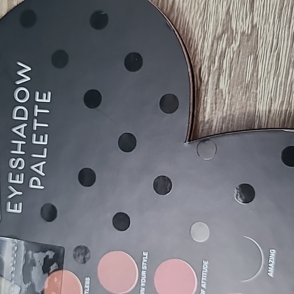 Disney's Minnie Mouse Eyeshadow Palette - Picture 6 of 6